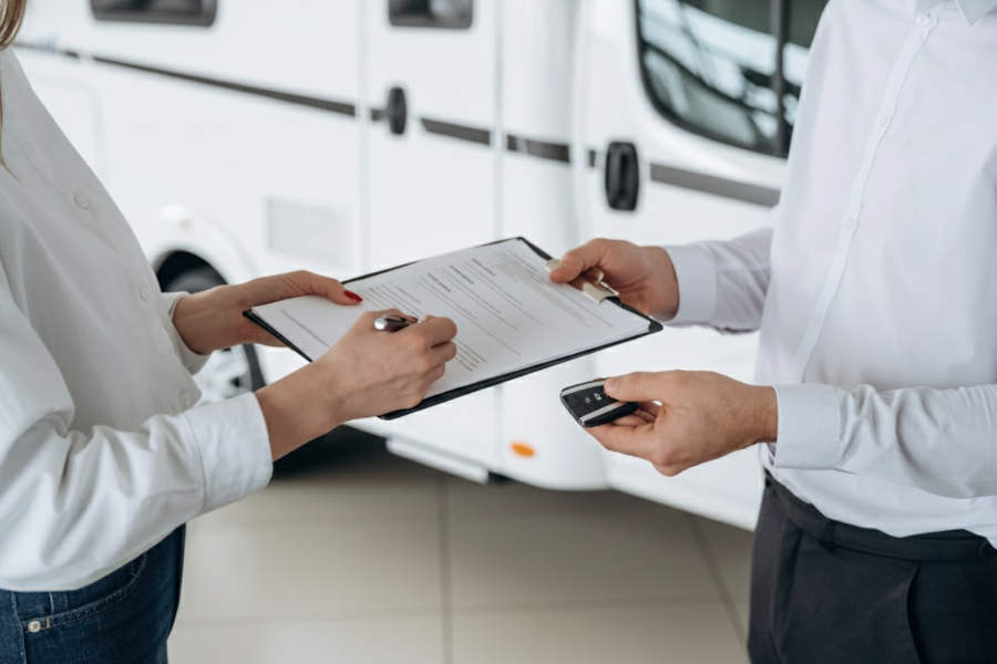 Firma de contrato para la compra venta de autocaravana
